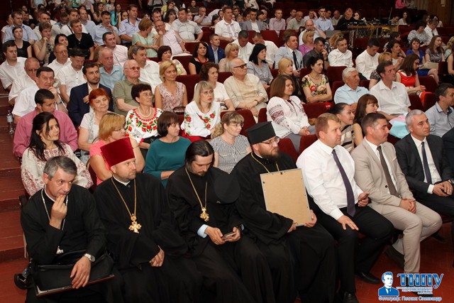 Гості, випускники, студенти, викладачі на святковому дійстві